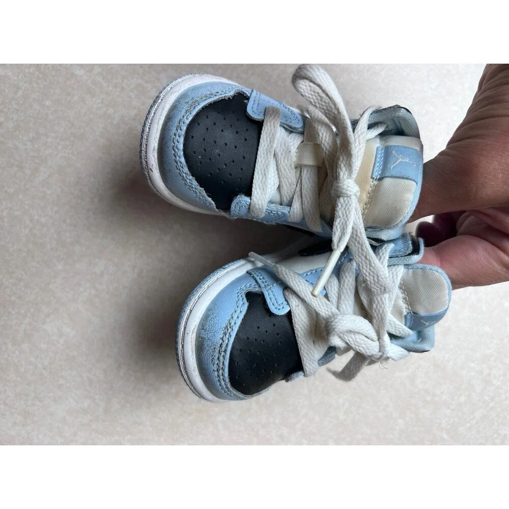 Toddler Nike air Jordan’s size 4
